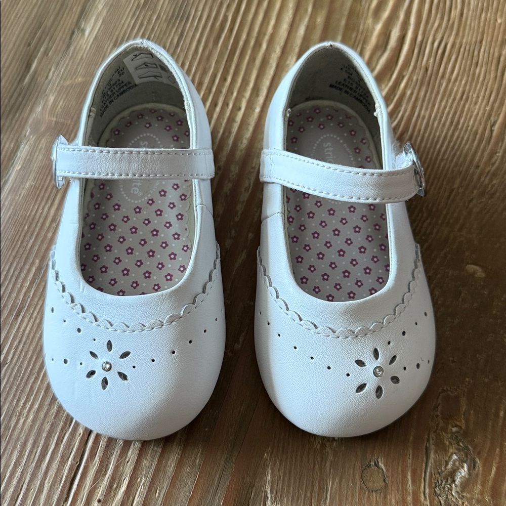Stride Rite white Mary Jane (Girl) Shoes Size 4.5M - see flaw picture